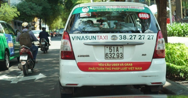 Taxi Vinasun vẫn dán decal phản đối Uber, Grab. Ảnh: Tuổi Trẻ