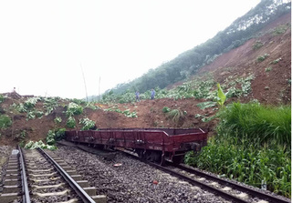 Yên Bái: 7 toa tàu ở ga Lâm Giang bị vùi lấp do sạt lở đất