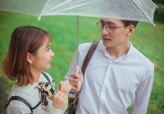 Dân mạng nghiêng ngả với bộ ảnh cover “Em gái mưa” của cặp đôi lần đầu gặp mặt