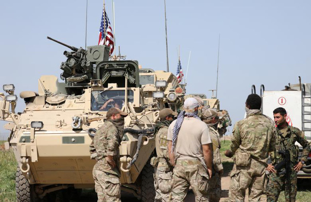 Syria từng cáo buộc Mỹ cung cấp vũ khí cho khủng bố IS. Ảnh: Reuters