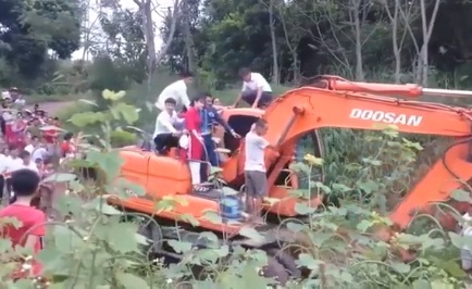 màn rước dâu bằng xe cẩu băng qua con suối chảy xiết