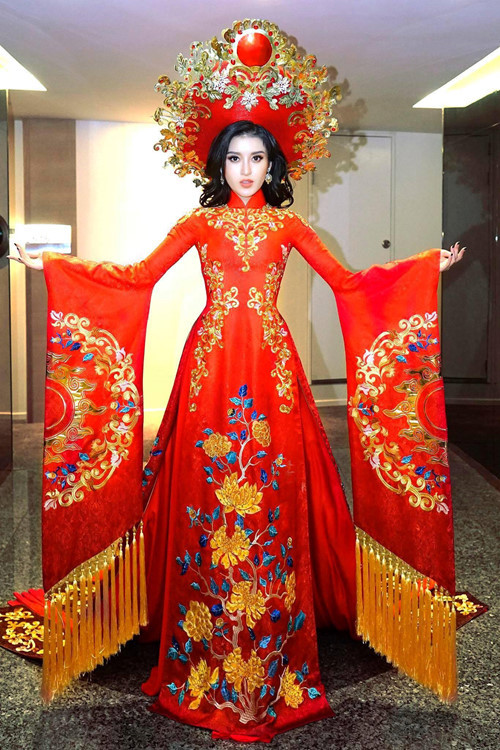 Bộ trang phục dân tộc của Huyền My tại Hoa hậu Hòa bình Quốc tế1