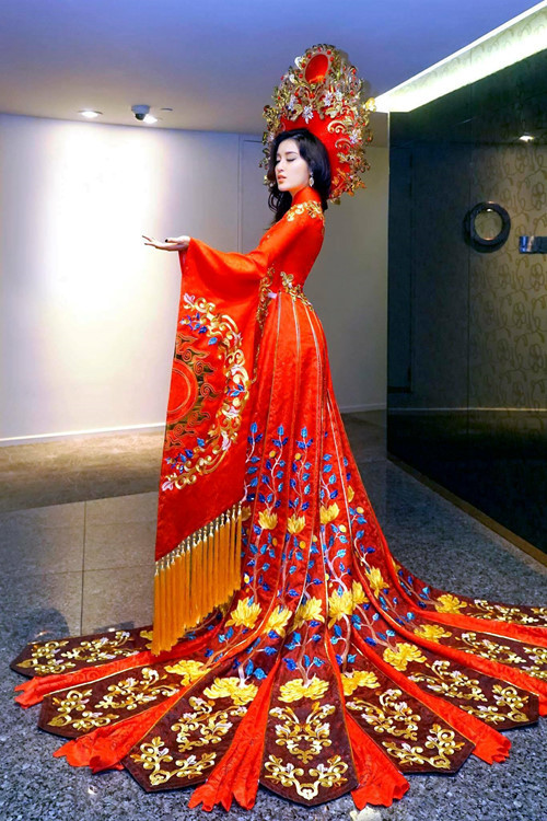 Bộ trang phục dân tộc của Huyền My tại Hoa hậu Hòa bình Quốc tế2