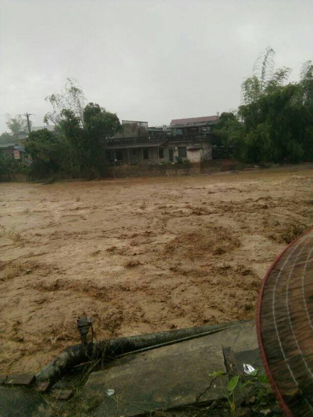 mưa lớn và lũ quét kinh hoàng ở Yên Bái cuốn nhà dân