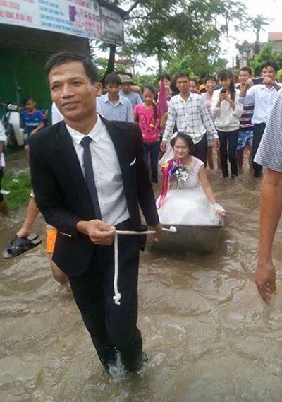 Đám cưới ở Nam Định: Chú rể lội nước kéo thuyền hoa chở cô dâu