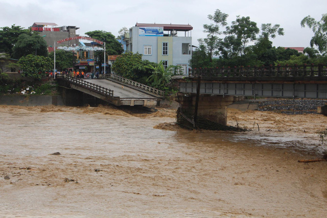 Sập cầu sông Thia ở Yên Bái khiến 1 phóng viên bị cuốn trôi