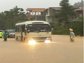 Hình ảnh Quốc lộ 6 chìm trong mưa lũ, phương tiện giao thông bì bõm vượt qua