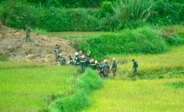 Sạt lở đất ở Hòa Bình, đã có nhiều thi thể được đưa ra ngoài từ hiện trường