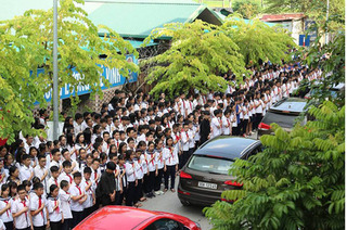 Hàng nghìn học sinh đón thầy hiệu trưởng Văn Như Cương thăm trường lần cuối