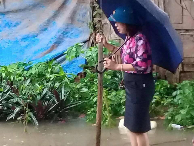 Nữ chủ tịch phường đứng trên bè đi thị sát ở Thanh Hóa gây xôn xao