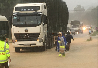 Cảm động hình ảnh CSGT giúp người dân trong mưa lũ