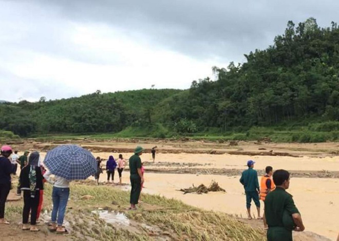 2 cán bộ biên phòng bị lũ cuốn ở Thanh Hóa vẫn chưa được tìm thấy trên sông ẩm