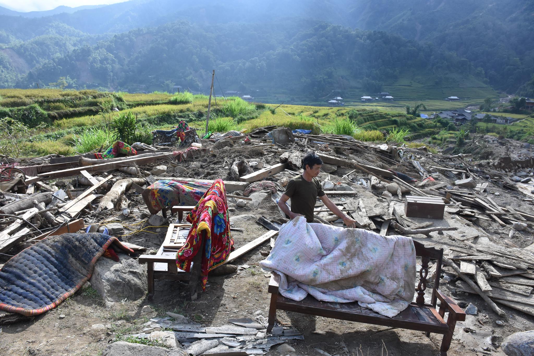 Ngôi nhà gia đình Mương sinh sống bị đổ sập, người thân bị lũ cuốn trôi