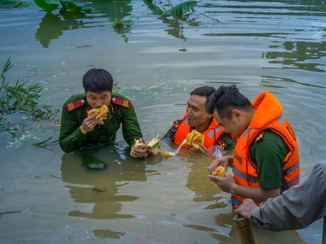 Câu chuyện cực cảm động trong những ngày mưa lũ2