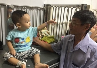 Bé trai bị bạo hành dã man ở Hà Nội: Phải nhập viện khẩn cấp và có tiên lượng xấu