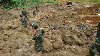 Nổ mìn phá đá tìm kiếm nạn nhân vụ sạt lở đất ở Hòa Bình