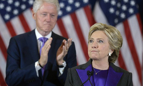 Lần chụp ảnh cùng nhau cuối cùng của cựu Tổng thống Mỹ Bill Clinton và Hillary là vào cuối tháng 8. Ảnh: AFP