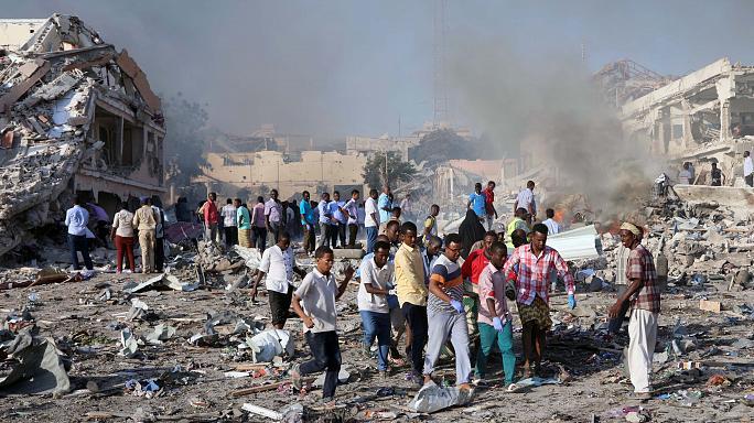 Thủ đô Mogadishu vẫn kinh hoàng trước sức tàn phá của vụ đánh bom ở Somalia. Ảnh: Time of India
