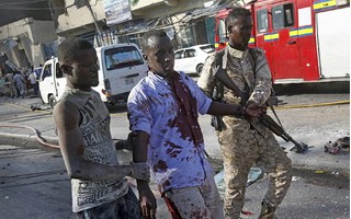 Những hình ảnh thảm khốc từ vụ đánh bom làm 276 người chết ở Somalia