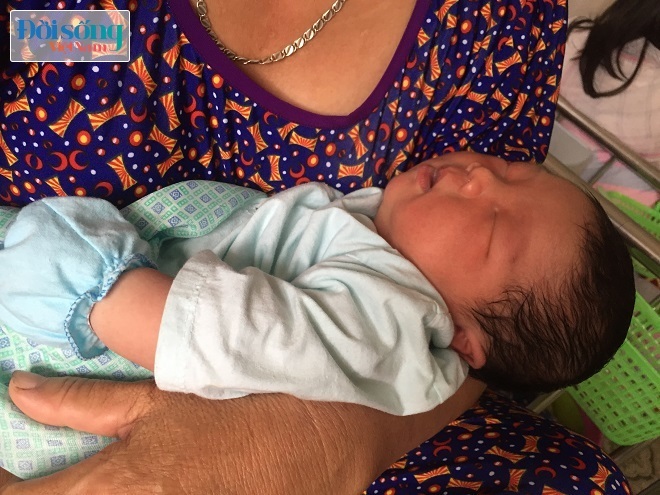 Trao chứng nhận kỷ lục cân nặng cho bé trai sơ sinh ở Vĩnh Phúc