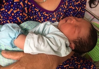 Trao chứng nhận kỷ lục cân nặng cho bé trai sơ sinh ở Vĩnh Phúc