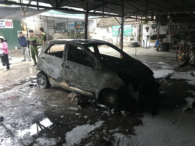Cháy ô tô trong bãi giữ xe ở Thanh Hóa