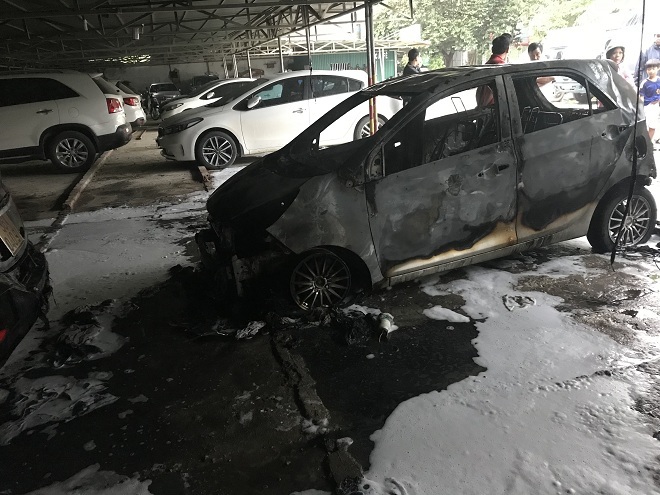 Cháy ô tô trong bãi giữ xe ở Thanh Hóa, một chiếc ô tô bị thiêu rụi