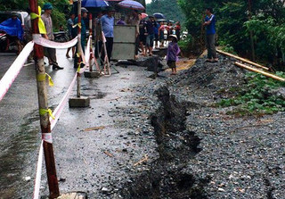 Đường quốc lộ ở Thanh Hóa nứt toác, hư hỏng nặng sau mưa lũ