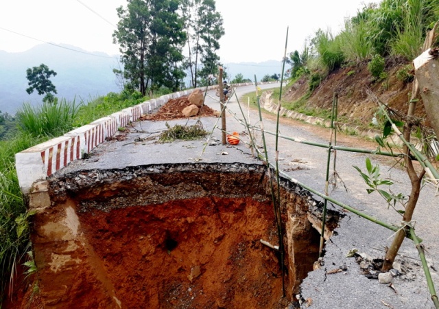 Quốc lộ ở Thanh Hóa nứt toác kinh hoàng sau mưa lũ