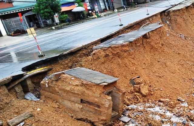 Quốc lộ ở Thanh Hóa nứt toác khủng khiếp sau mưa lũ