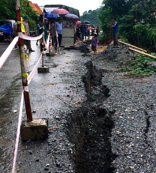 Quốc lộ ở Thanh Hóa nứt toác đáng sợ sau mưa lũ
