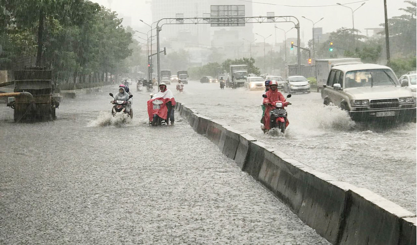 Đường Nguyễn Hữu Cảnh ngập nước dù có siêu máy bơm