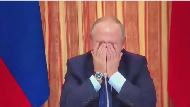 Hành động đáng yêu của Tổng thống Putin. Ảnh cắt từ clip