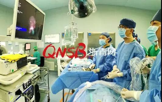 Các bác sĩ phẫu thuật bệnh sỏi thận do sai lầm khi đóng bỉm cho Tiểu Ái. Ảnh: QNSB