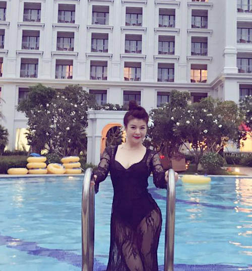 Diễn viên Kim Oanh đẹp gợi cảm hút mọi ánh nhìn ở bể bơi