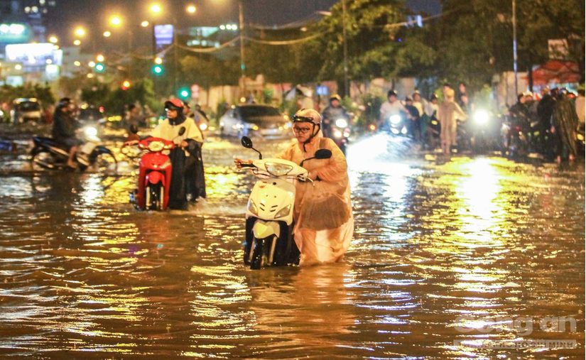 Đường Nguyễn Hữu Cảnh ngập nước khi có mưa