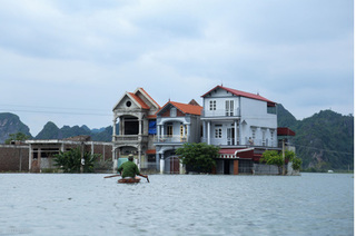 Hà Nội: Sau 1 tuần mưa lũ người dân huyện Mỹ Đức vẫn bơi trong nước