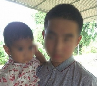 Sau một tháng nằm viện, cháu bé bị mẹ ép uống thuốc trừ sâu ở Lào Cai đã được về nhà