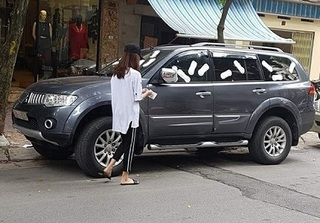 Hà Nội: Bức xúc về ý thức đỗ xe của tài xế, cô gái trẻ dùng băng vệ sinh dán kín ô tô