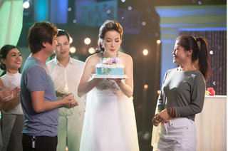 MC Thanh Mai bất ngờ được tặng bánh sinh nhật tại trường quay