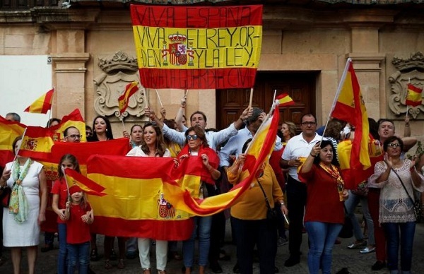Tây​ Ban Nha chính thức tiến hành quá trình đình chỉ quyền tự trị của khu vực Catalonia xứ Catalan. Ảnh: AP