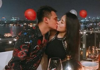 Ca sĩ Khắc Việt cầu hôn bạn gái DJ xinh đẹp