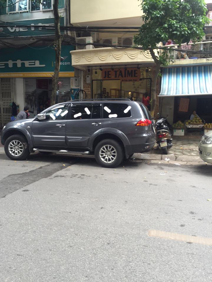 Cô gái trẻ dùng băng vệ sinh dán kín ô tô ở Hà Nội