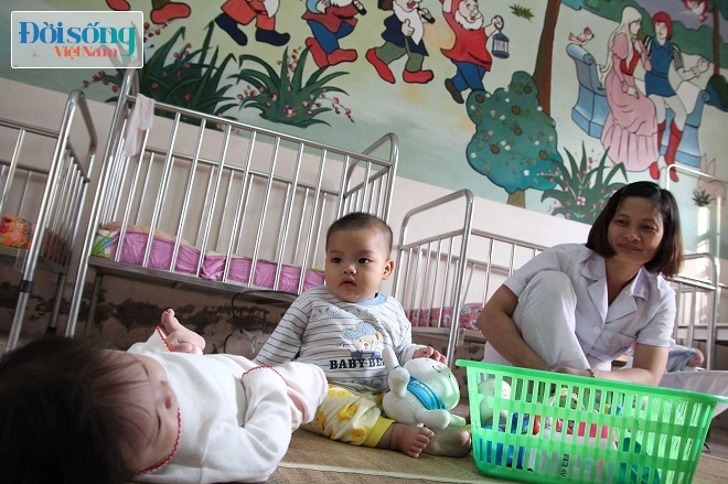 Bé trai 7 tháng tuổi bị bỏ rơi trong nhà nghỉ ở Hà Nội giờ ra sao