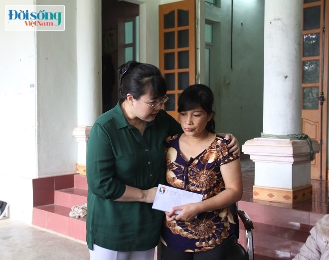 Bà Nguyễn Thị Hường (Chỉ tịch HĐQT Tập đoàn TNG Holdings Việt Nam) trao quà chia sẻ nỗi đau với chị hiền