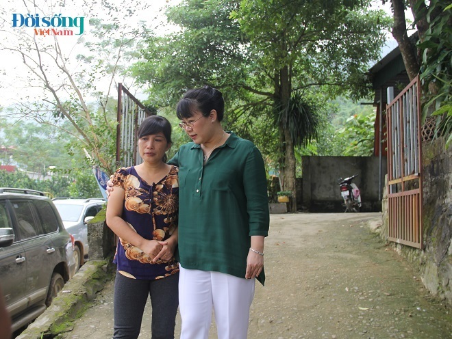 Bà Nguyễn Thị Hường (Chỉ tịch HĐQT Tập đoàn TNG Holdings Việt Nam) trao quà chia sẻ nỗi đau với chị hiền