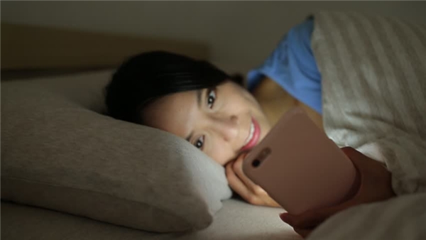 Hiểm họa khôn lường khi sử dụng điện thoại trước khi ngủ