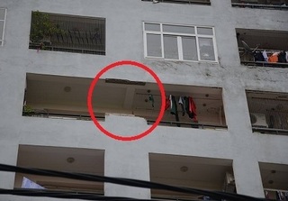 Hà Nội: Tường nhà chung cư 18 tầng bất ngờ rơi xuống sân vào giữa trưa