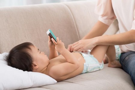 Tác hại không ngờ của việc lạm dụng smartphone đến trẻ nhỏ