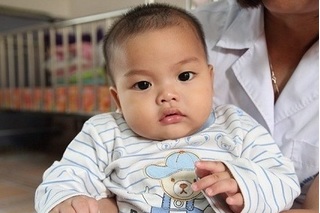 Bé trai 7 tháng tuổi bị bỏ rơi tại nhà nghỉ ở Hà Nội đã trở về với gia đình